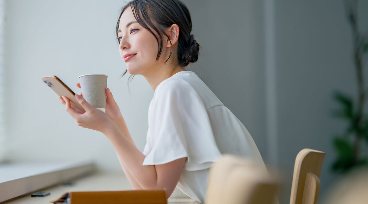 水を飲む女性